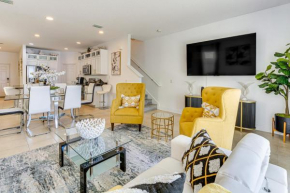 10 Mi to Disney - Lake-View Haven with Pool Access!